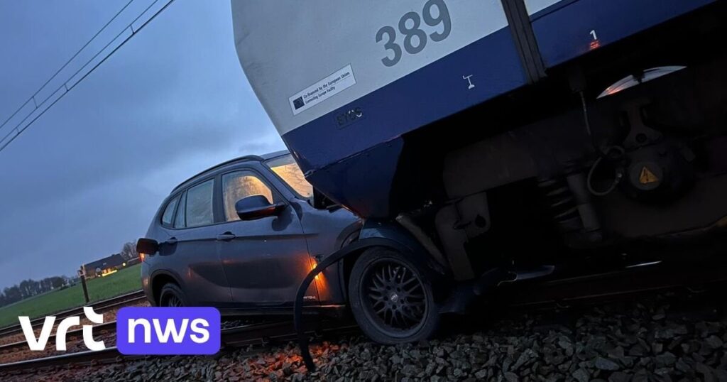 Auto nach Kollision in Heule meterweit von Zug geschoben: Zugverkehr zwischen Roeselare und Kortrijk unterbrochen