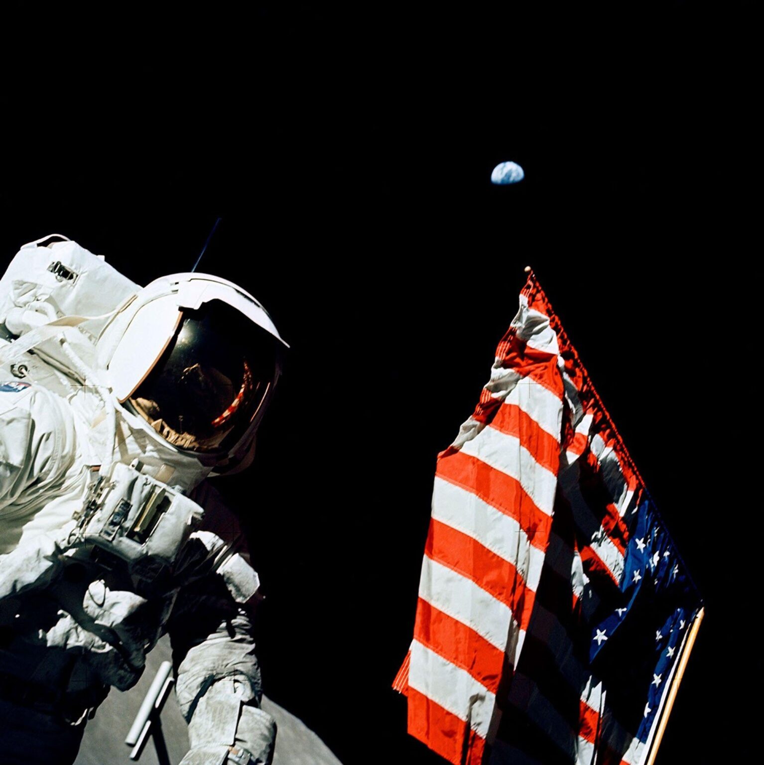 Diese Woche vor 52 Jahren machte Harrison H. Schmitt während der Apollo-17-Mission eine Pause vom Mondspaziergang, um mit der amerikanischen Flagge und der Erde zu posieren.