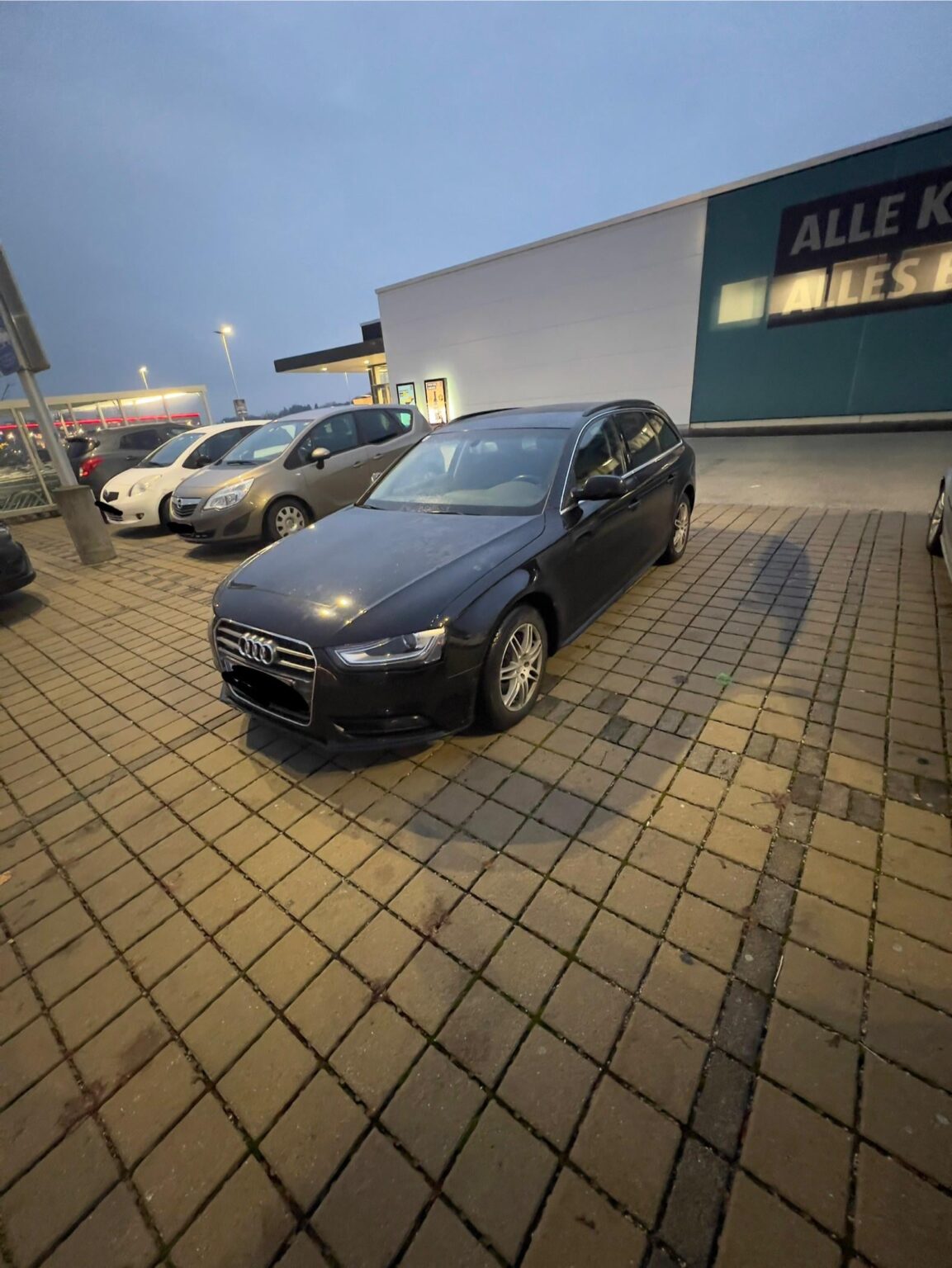 4 Parkplätze blockiert...