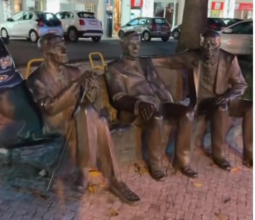 Wessen Statuen sind die drei, die auf einer Parkbank in der Nähe des Denkmals für Lucian Blaga sitzen? (in der Nähe des Hotels Vila Galé Estoril)