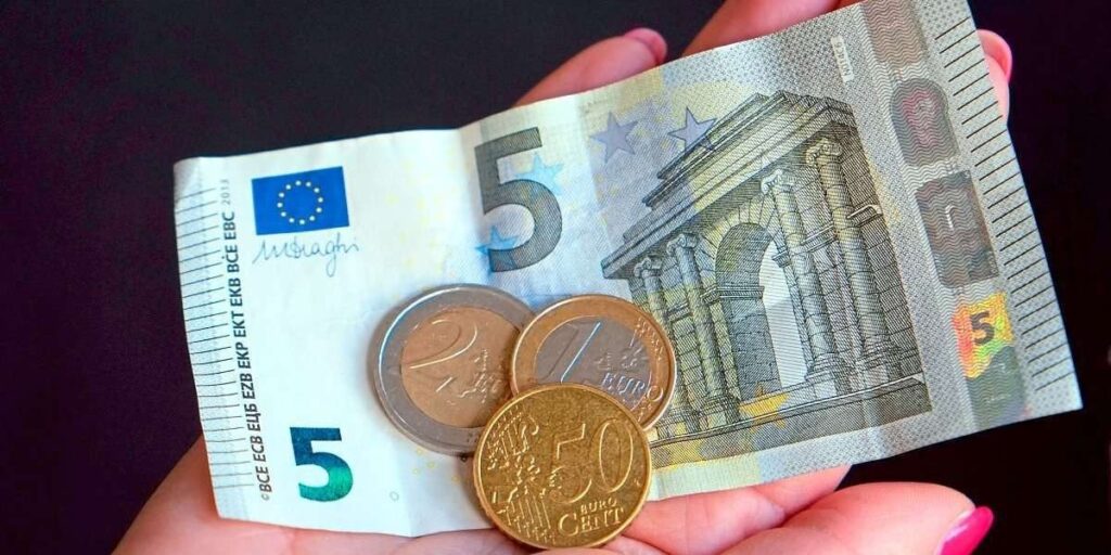 Mittlere Realeinkommen stagnieren in Österreich seit über 20 Jahren Mittlere Realeinkommen stagnieren in Österreich seit über 20 Jahren