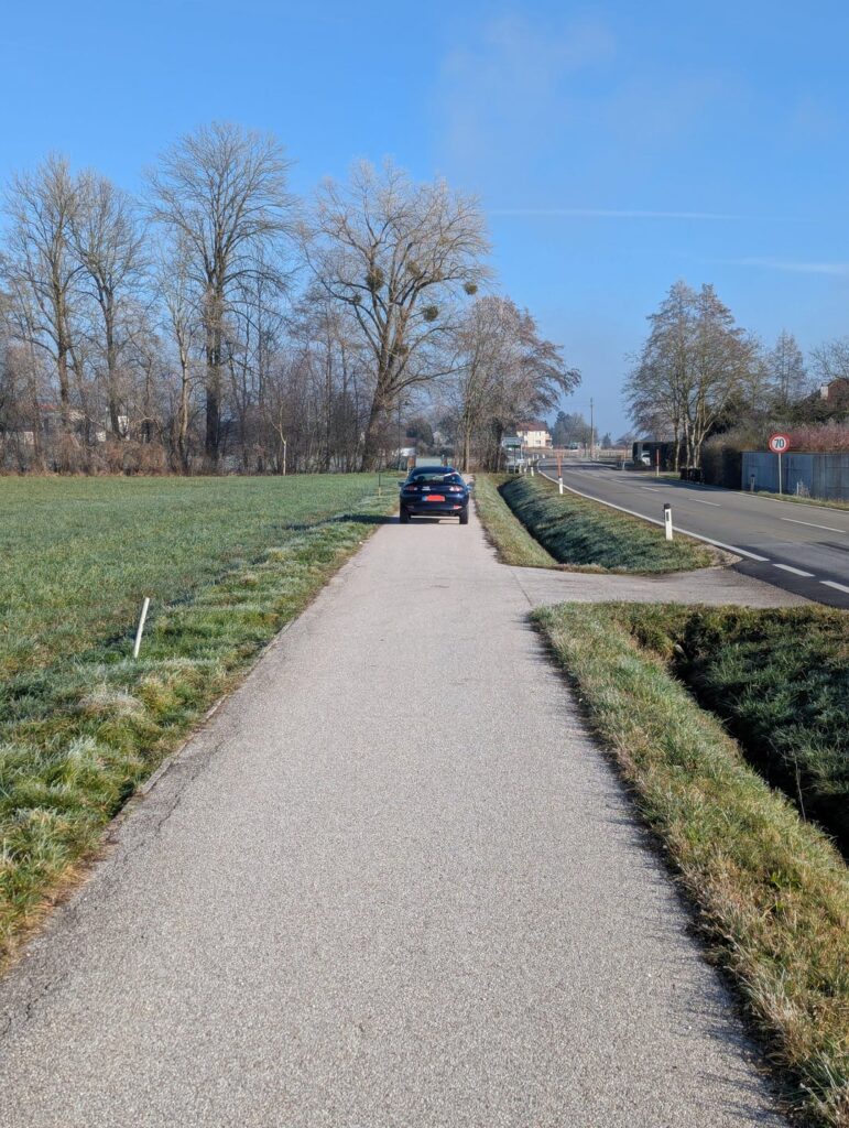 Seit 1 Woche parkt ein Auto am Radweg… Seit 1 Woche parkt ein Auto am Radweg...
