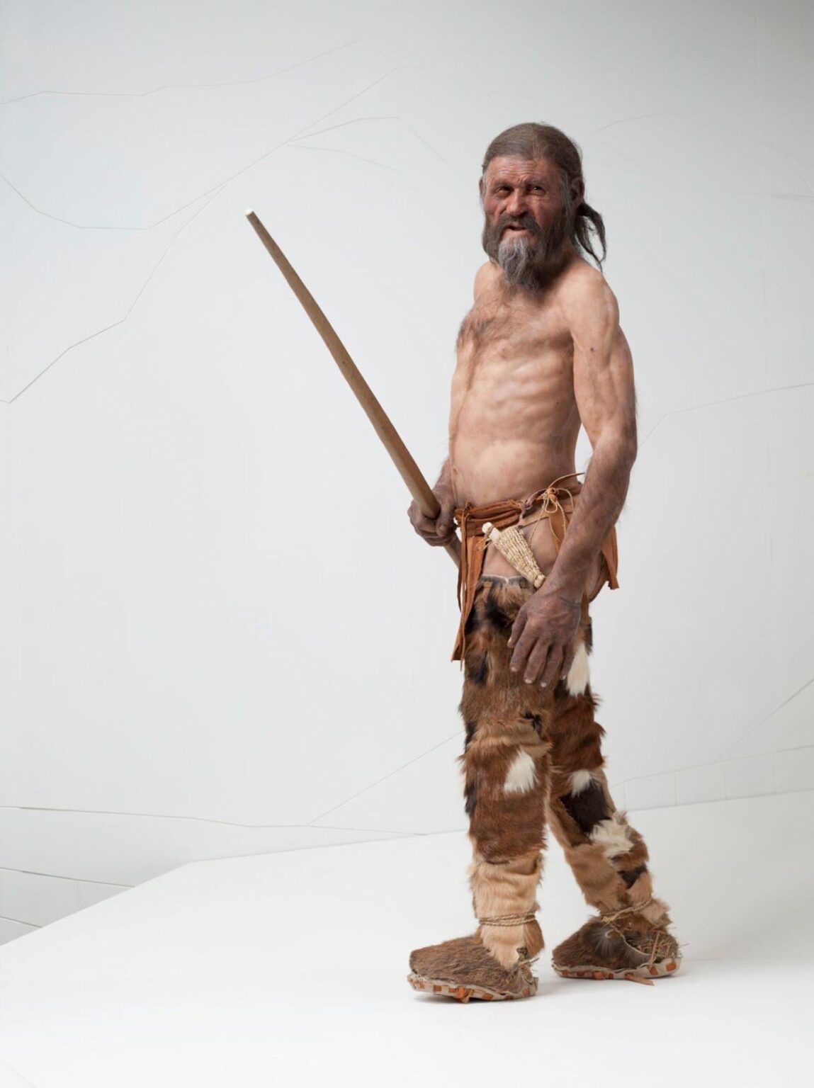 Rekonstruktion eines 5300 Jahre alten, natürlich mumifizierten Mannes, Ötzi. Sein Körper wurde 1991 in der Nähe von Italien gefunden und durch Eis auf natürliche Weise konserviert. Er ist auch als „Mann aus dem Eis“ bekannt und älter als die ägyptischen Pyramiden und Stonehenge. Rekonstruktion eines 5300 Jahre alten, natürlich mumifizierten Mannes, Ötzi. Sein Körper wurde 1991 in der Nähe von Italien gefunden und durch Eis auf natürliche Weise konserviert. Er ist auch als „Mann aus dem Eis“ bekannt und älter als die ägyptischen Pyramiden und Stonehenge.