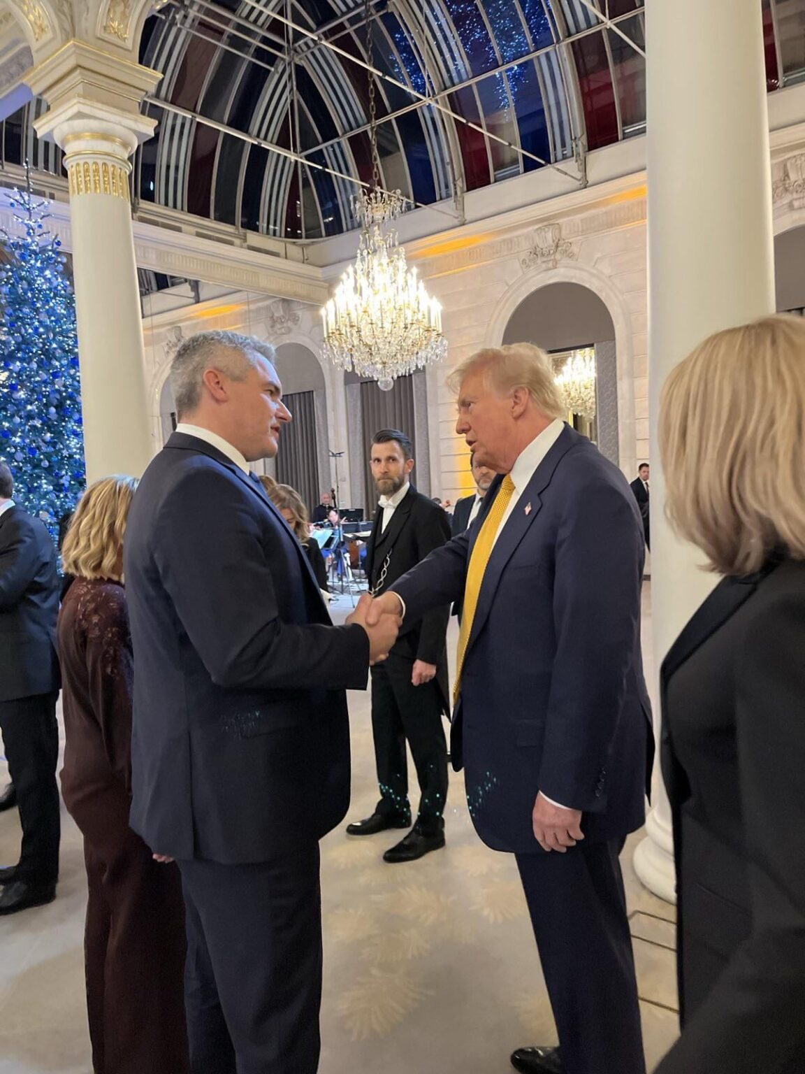 Wer hat den intensiveren Handshake? - Karli oder Donald?