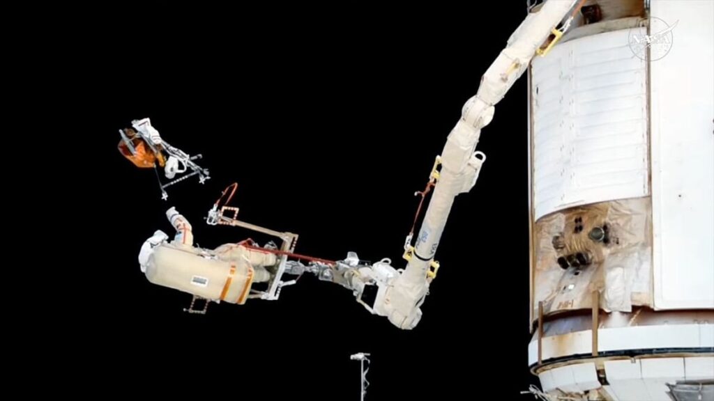 Russische Kosmonauten installieren Röntgendetektor und werfen Müll auf einem Weltraumspaziergang vor der ISS ab Russische Kosmonauten installieren Röntgendetektor und werfen Müll auf einem Weltraumspaziergang vor der ISS ab