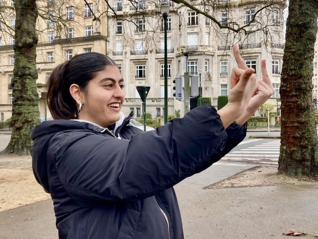 Diese syrisch-belgische Teenagerin ist im gleichen Alter wie der Krieg in Syrien, sie träumt von Freiheit für alle