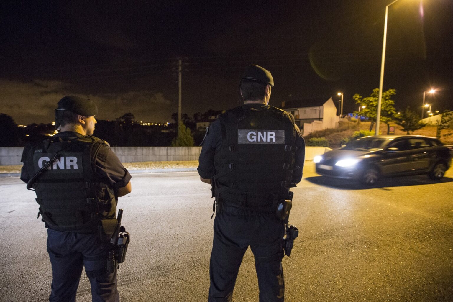 GNR wurde angegriffen, gefilmt und zur Flucht in einen Wohnwagen in Gondomar gezwungen