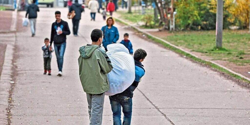 Firmen rittern um Asyl-Bezahlkarte, die Zugang zu Bargeld einschränkt