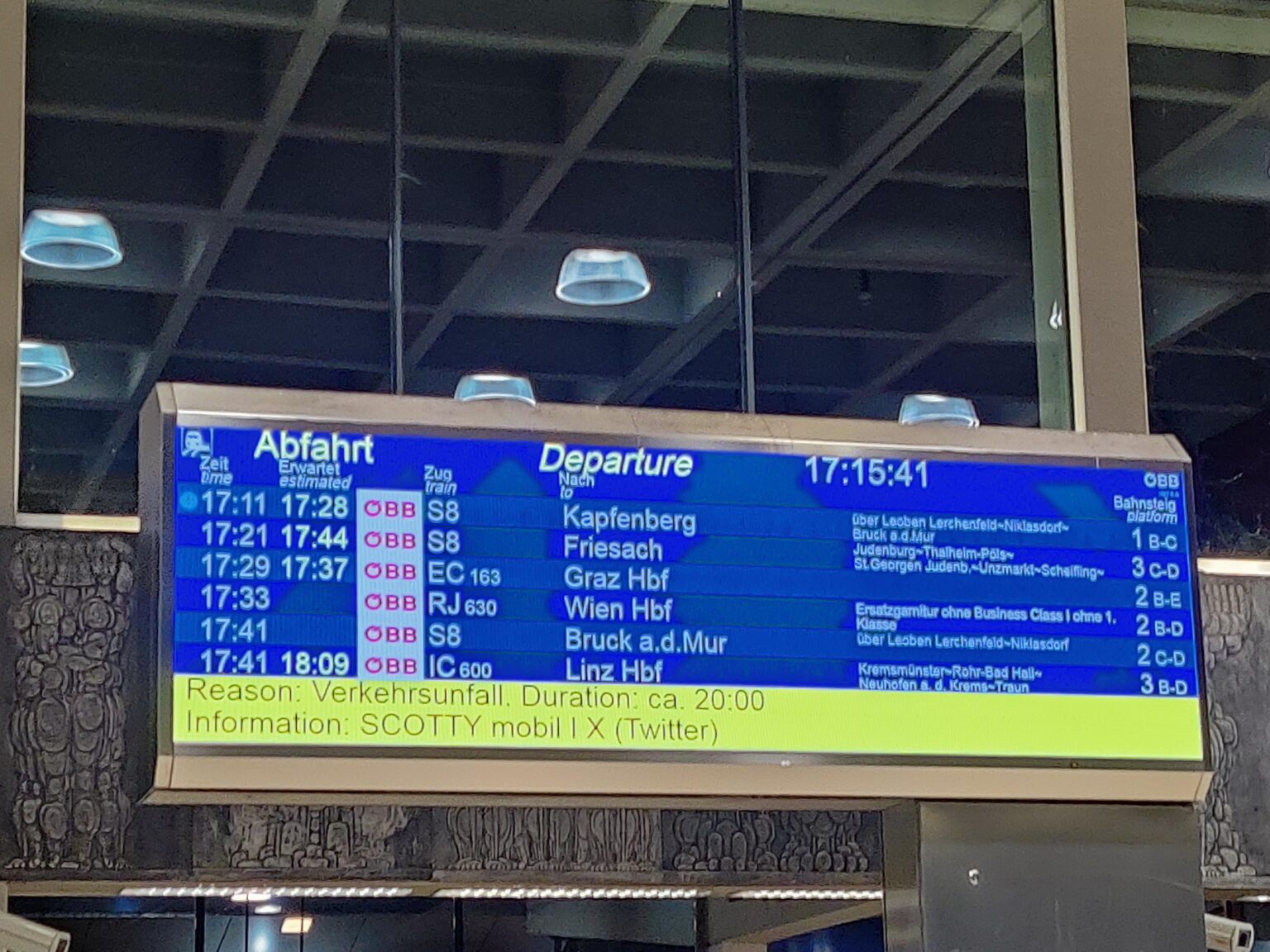 Zugunfall mit LKW in Leoben
