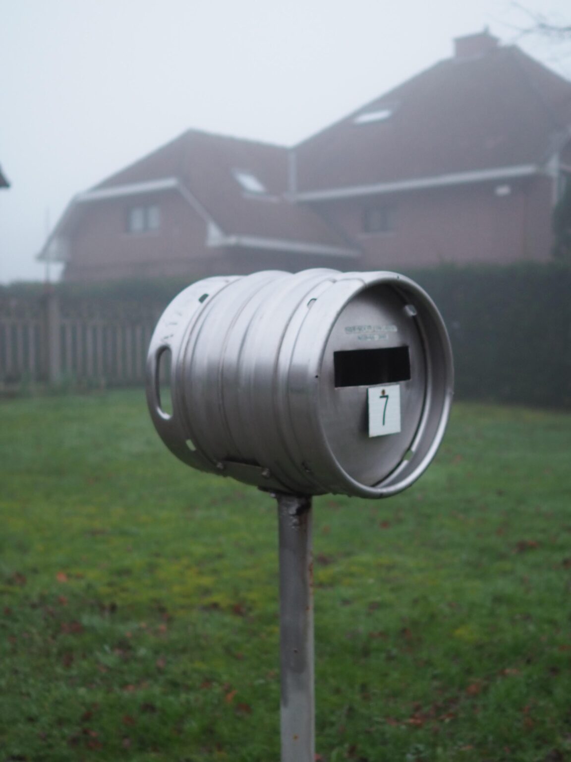Ziemlich interessant und durch und durch belgisch: Ein Fass-Briefkasten