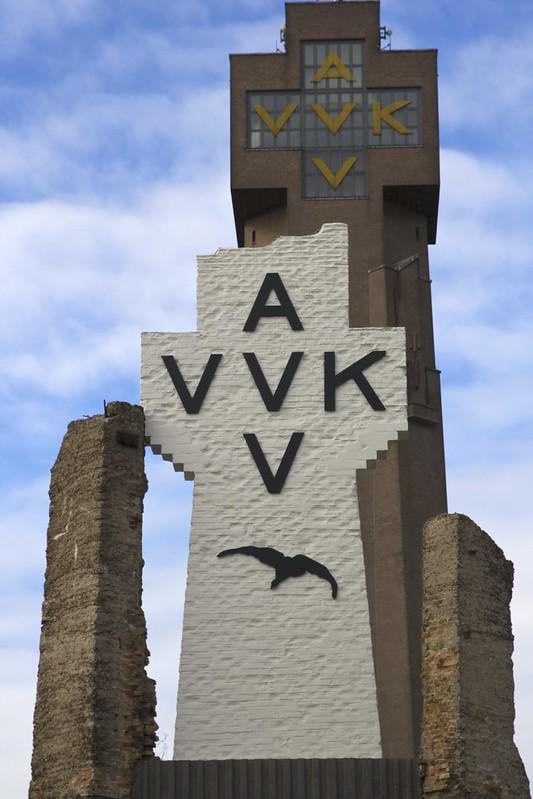 Frage an die Historiker: Wann wurde „AVV-VVK“ erstmals in Kreuzform aufgestellt? Gibt es ältere Beispiele als Joe Englishs „Helden-Tribute-Grabstein“?