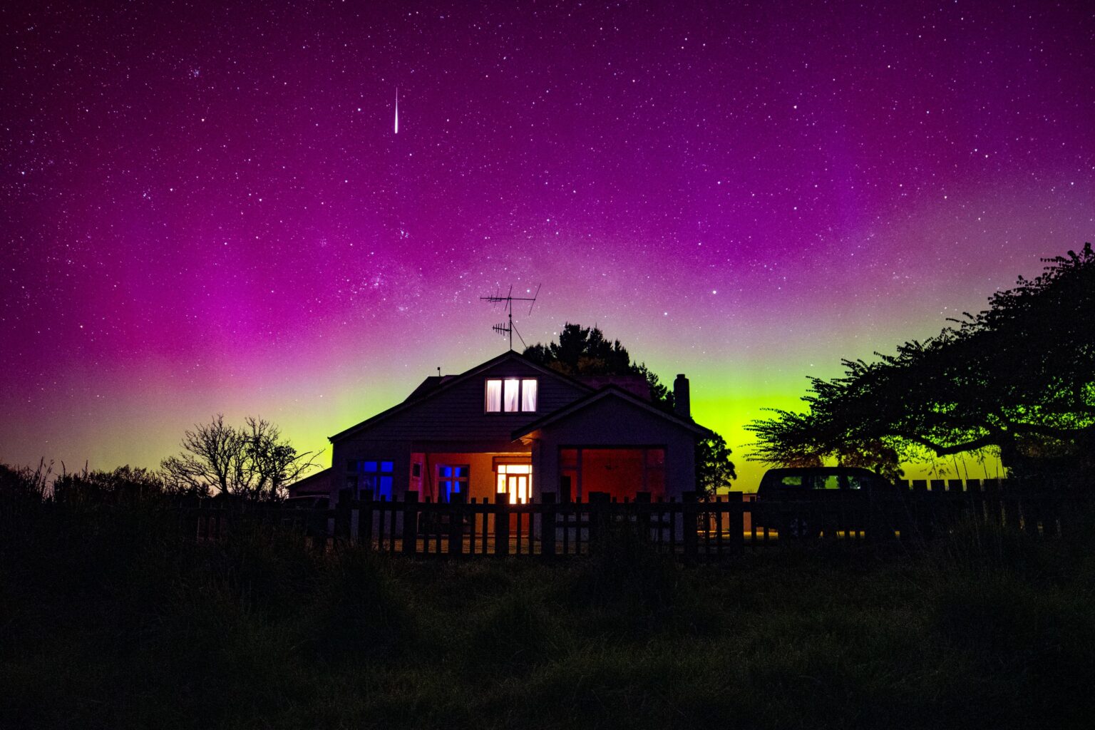 Aurora Australis und ein Meteor, November 2023