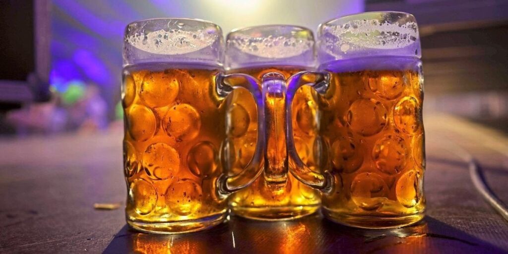 Studie: Ein Viertel der Österreicher trinkt zum Mittagessen Bier
