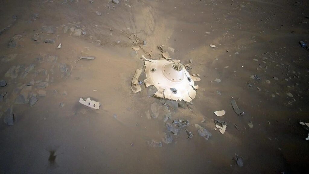 Die Landekapsel des Rovers Perseverance auf dem Mars, gesehen vom Ingenuity-Hubschrauber im April 2022