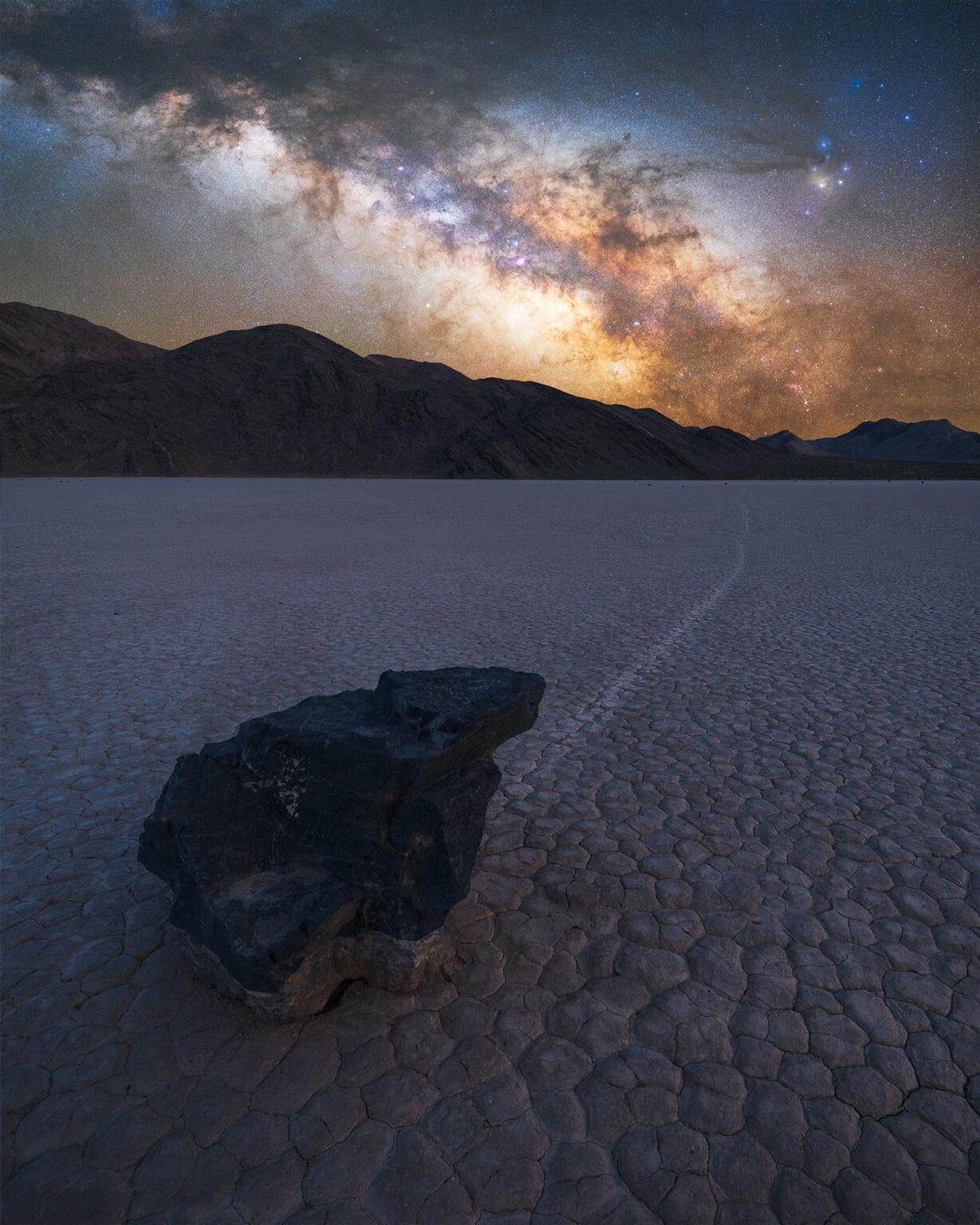 Der Kern der Milchstraße leuchtet über einem Segelstein im Death Valley National Park