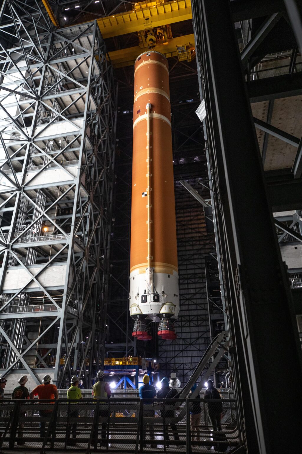 Artemis II Core Stage Umzug nach VAB High Bay 2 – 11. Dezember 2024 [NASA/Kim Shiflett]