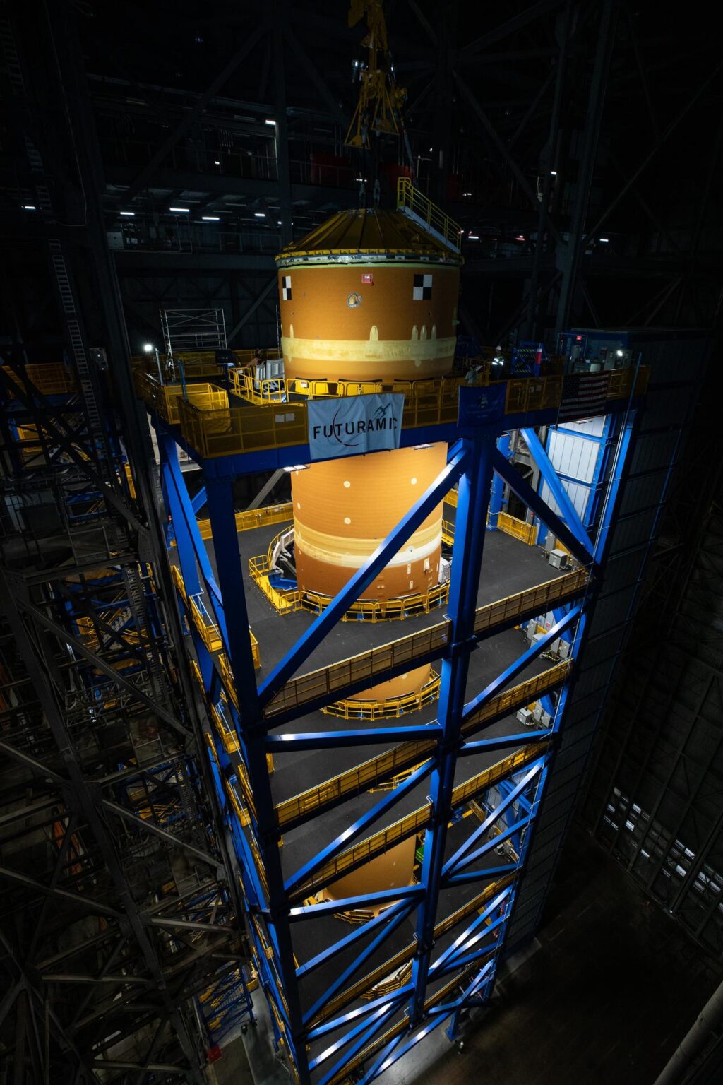 Artemis II Core Stage sitzt im neuen Futuramic 360-Grad-Montagewerkzeug