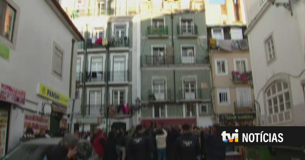 Nachdem Montenegro über die Kritik an der Martim-Moniz-Operation „erstaunt“ und „verblüfft“ war, gibt er zu: „Ich bin ganz ehrlich, mir hat es auch nicht gefallen, das zu sehen.“ Nachdem Montenegro über die Kritik an der Martim-Moniz-Operation „erstaunt“ und „verblüfft“ war, gibt er zu: „Ich bin ganz ehrlich, mir hat es auch nicht gefallen, das zu sehen.“
