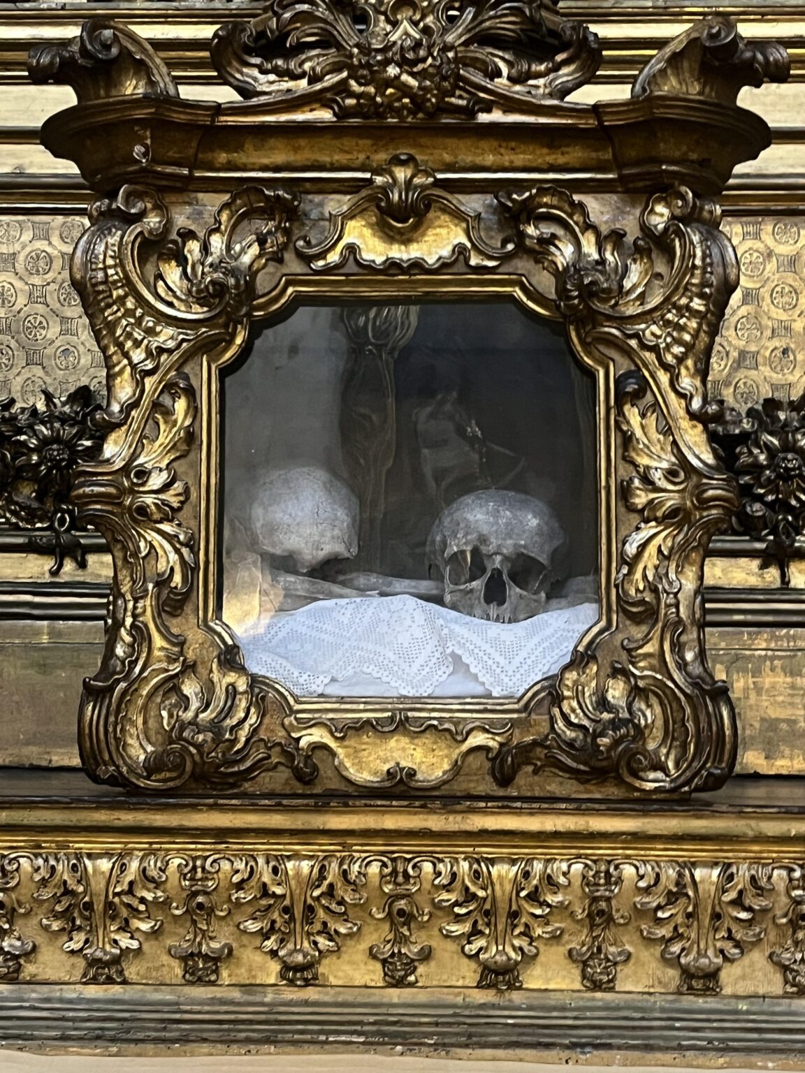 Wem gehören diese Schädel in der Märtyrerbasilika in Lissabon?