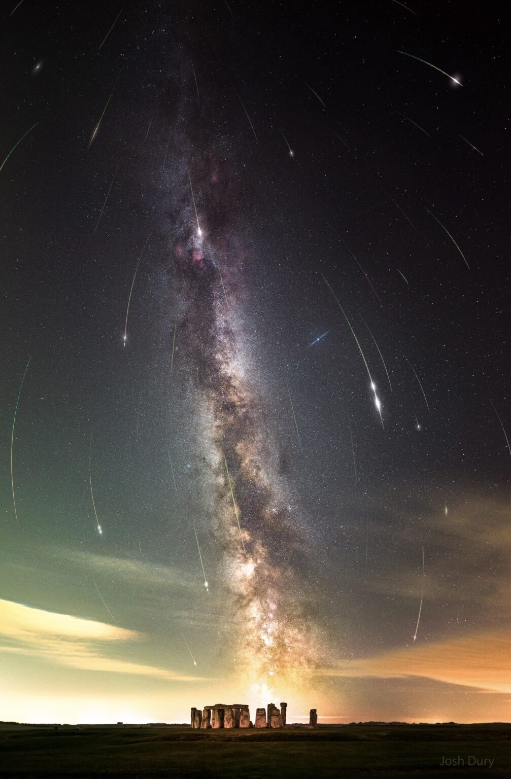 Perseiden-Meteore über Stonehenge – mein liebstes weltraumbezogenes Bild von 2024. Bildnachweis: Josh Dury