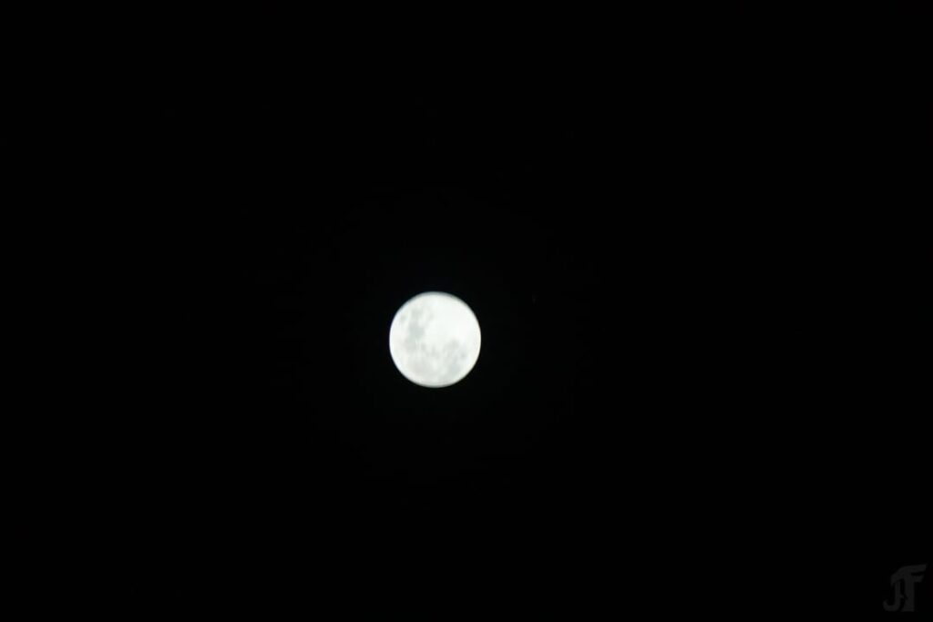 Meine Aufnahmen von der Veranstaltung heute Abend (Erstes Foto mit EFS 55-250 mm, zweites Foto zeigt meine Canon M50 an meinem Meade Infinity 70-Teleskop)