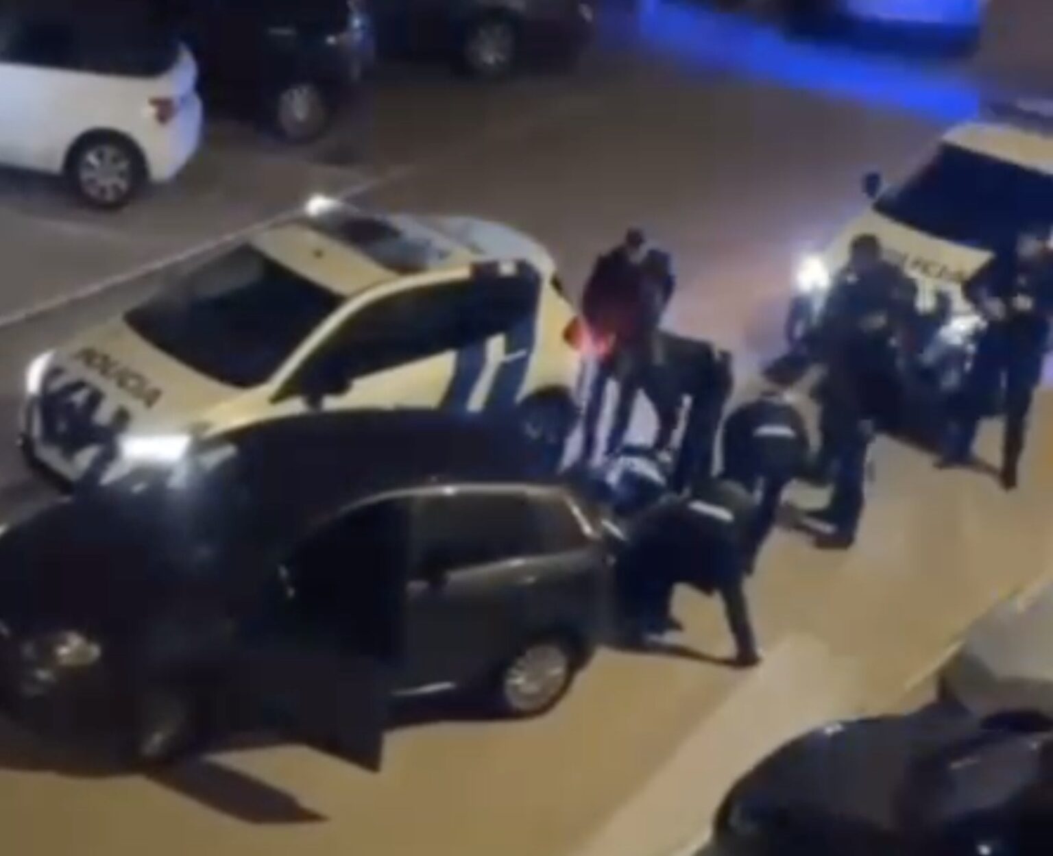 Polizeibeamte filmten den Angriff auf einen Sporting-Spieler, der für 45 Tage gesperrt wurde