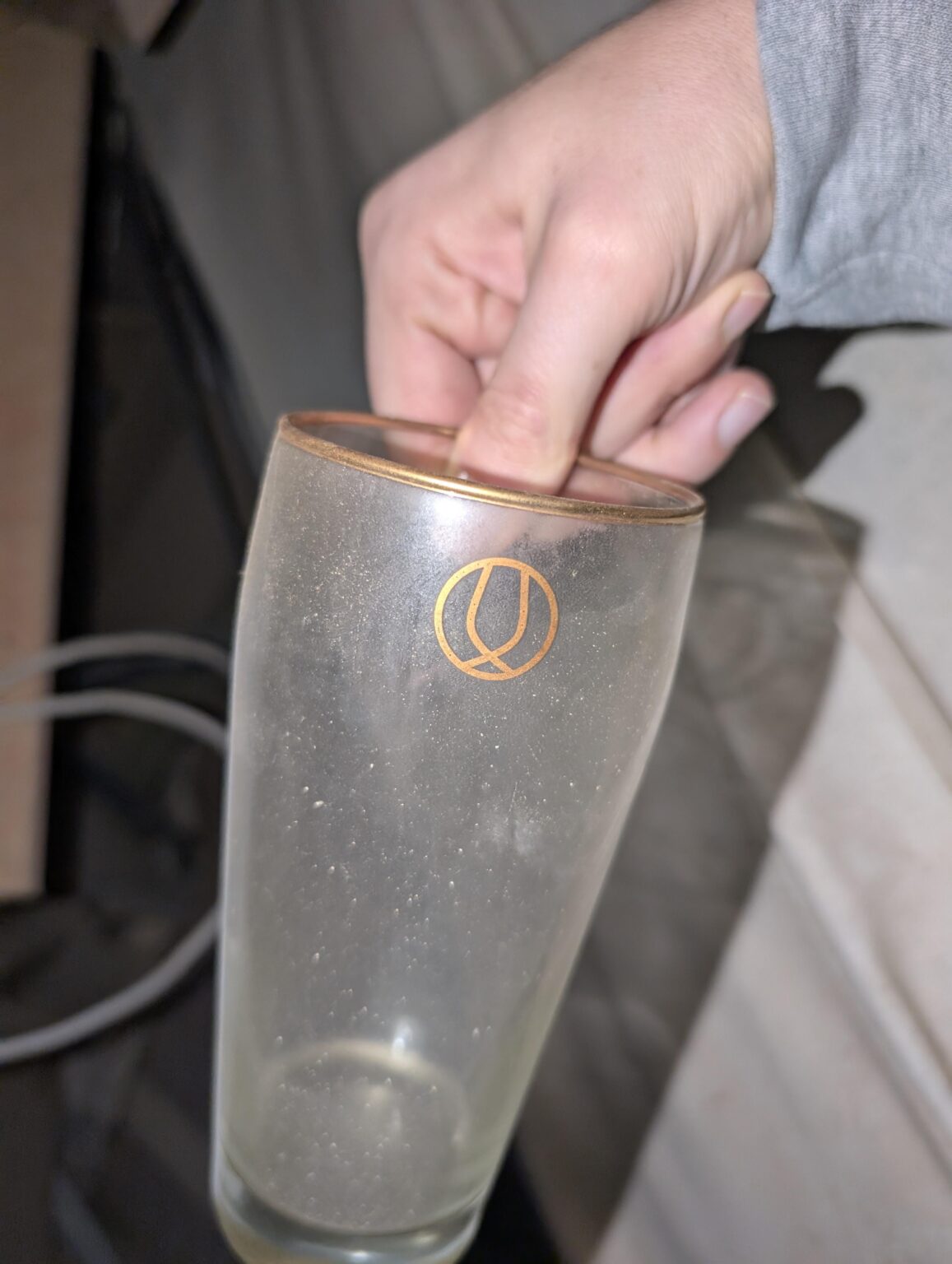 Kennt jemand das Logo auf diesem Glas?