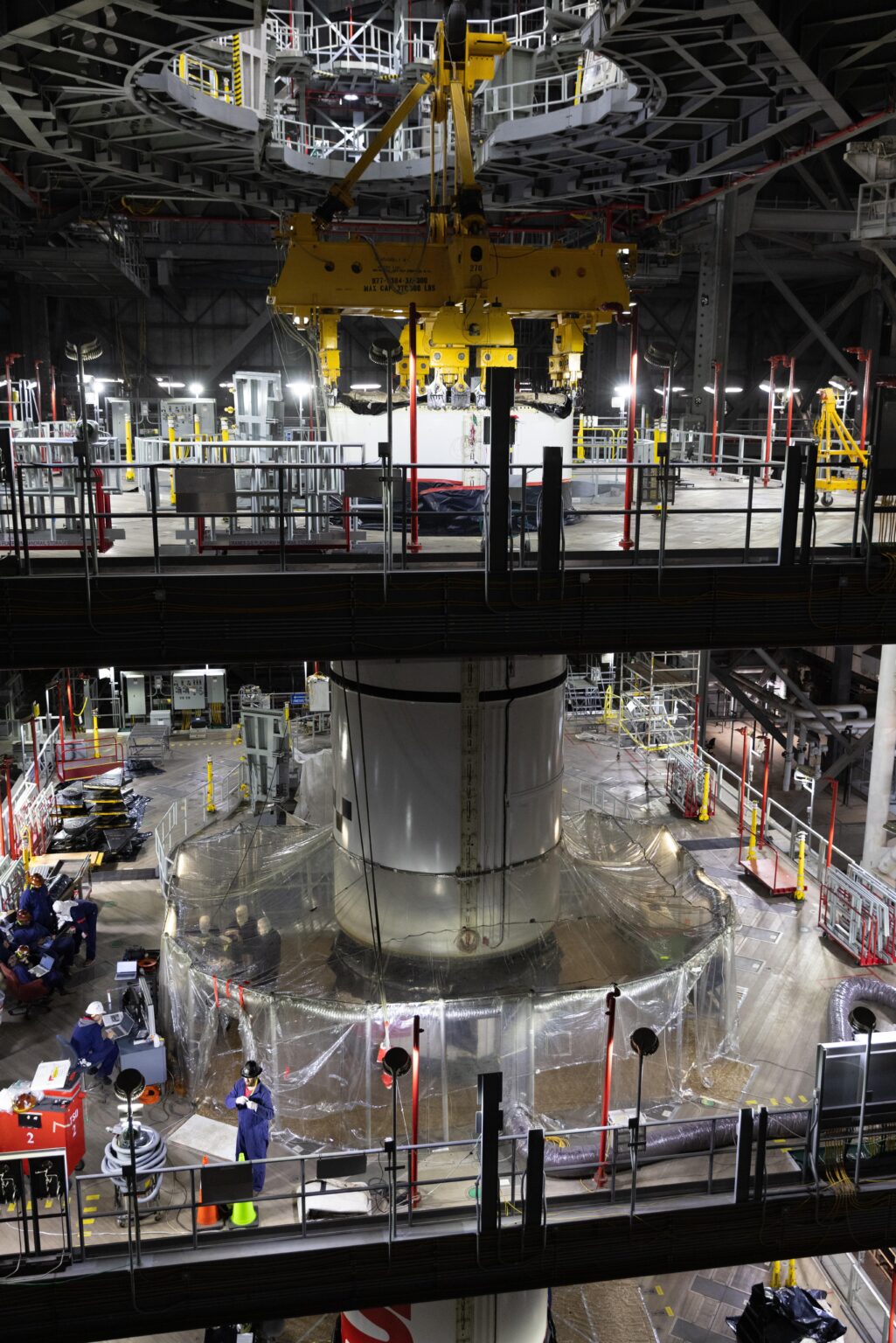 Teams, die das rechte Booster-Segment vier von fünf auf dem Artemis-II-Weltraumstartsystem stapeln [Credit: NASA/Kim Shiflett]