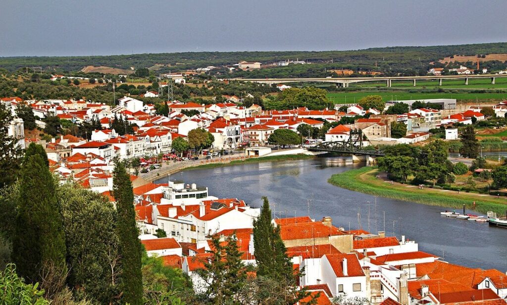 HAQ, der Zusammenschluss der Gemeinden Alcácer do Sal (Santa Maria do Castelo und Santiago) und Santa Susana, ist die größte Gemeinde Portugals und größer als die Autonome Region Madeira HAQ, der Zusammenschluss der Gemeinden Alcácer do Sal (Santa Maria do Castelo und Santiago) und Santa Susana, ist die größte Gemeinde Portugals und größer als die Autonome Region Madeira