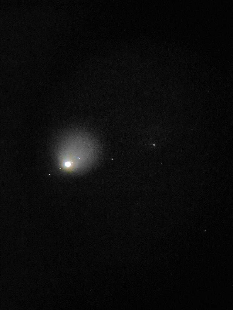 Jupiter und 4 seiner Monde mit meinem Teleskop und meinen Phonecamera erwischt und sah es zum ersten Mal.