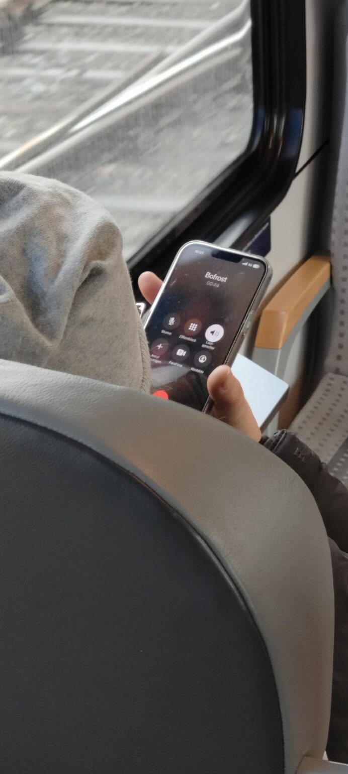 Warum verhalten sich Menschen im Zug so unglaublich deppat? Warum verhalten sich Menschen im Zug so unglaublich deppat?