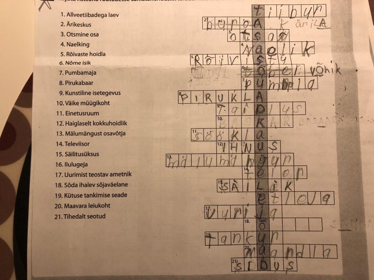 Bitte helfen Sie mit einem Kreuzworträtsel.