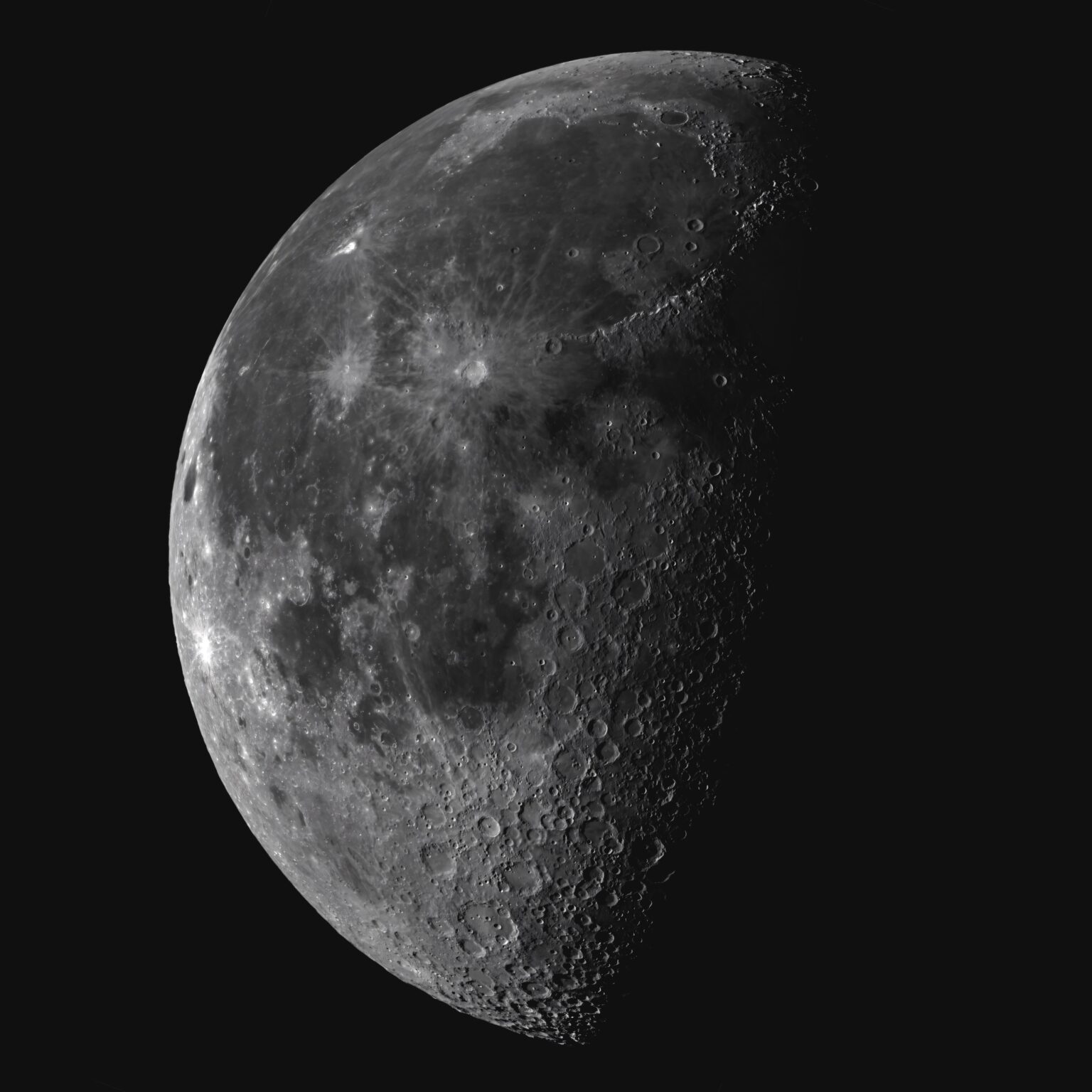 Ich habe ein Bild vom Mond aufgenommen, etwa 2100 mm effektive Vollformat-Brennweite.
