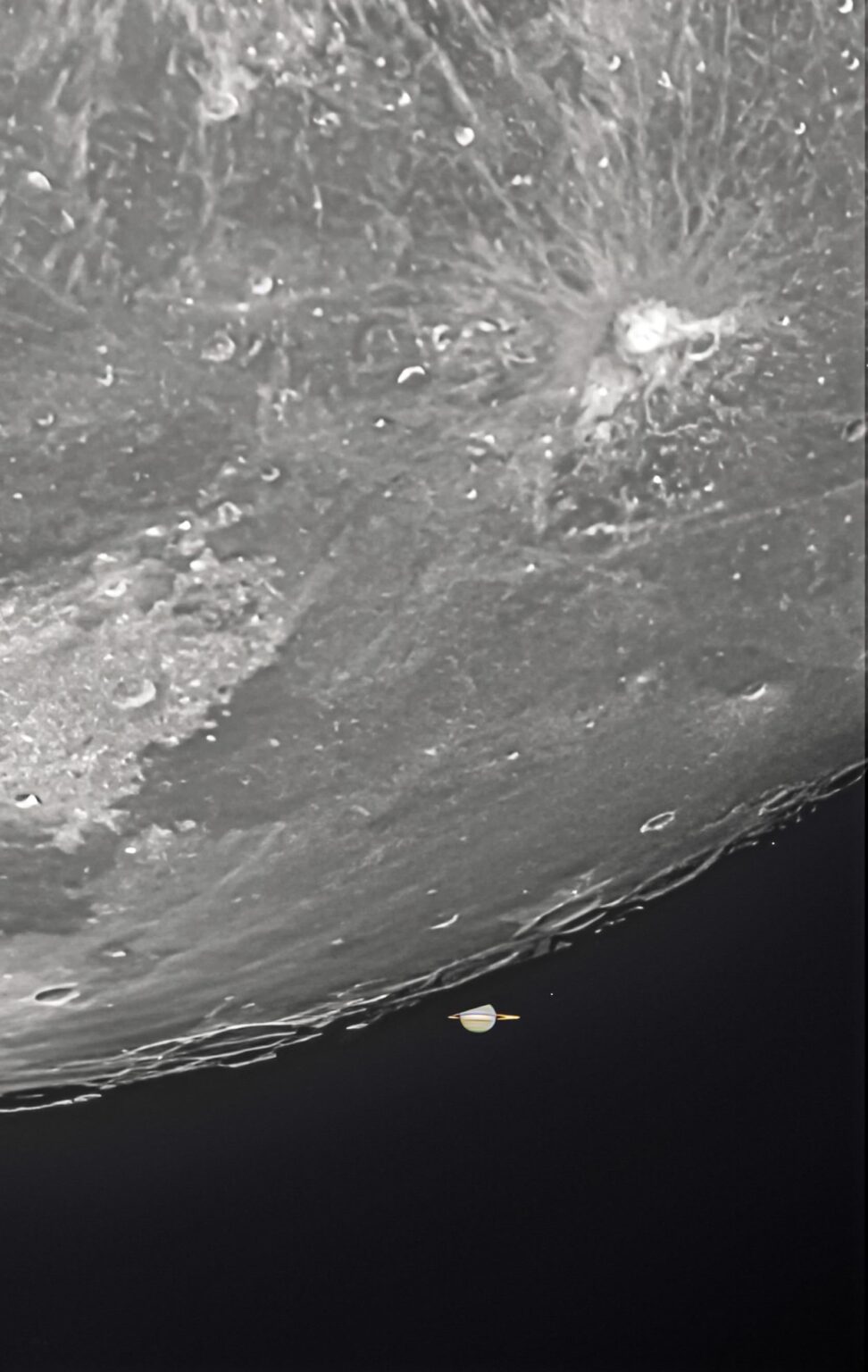 Mit meinem Teleskop habe ich abgebildet, wie Saturn und Titan hinter dem Mond vorbeiziehen