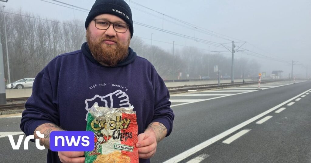 Bei Aufräumarbeiten entdecken Gemeindearbeiter von Bredene eine Tüte Chips aus den 1980er Jahren
