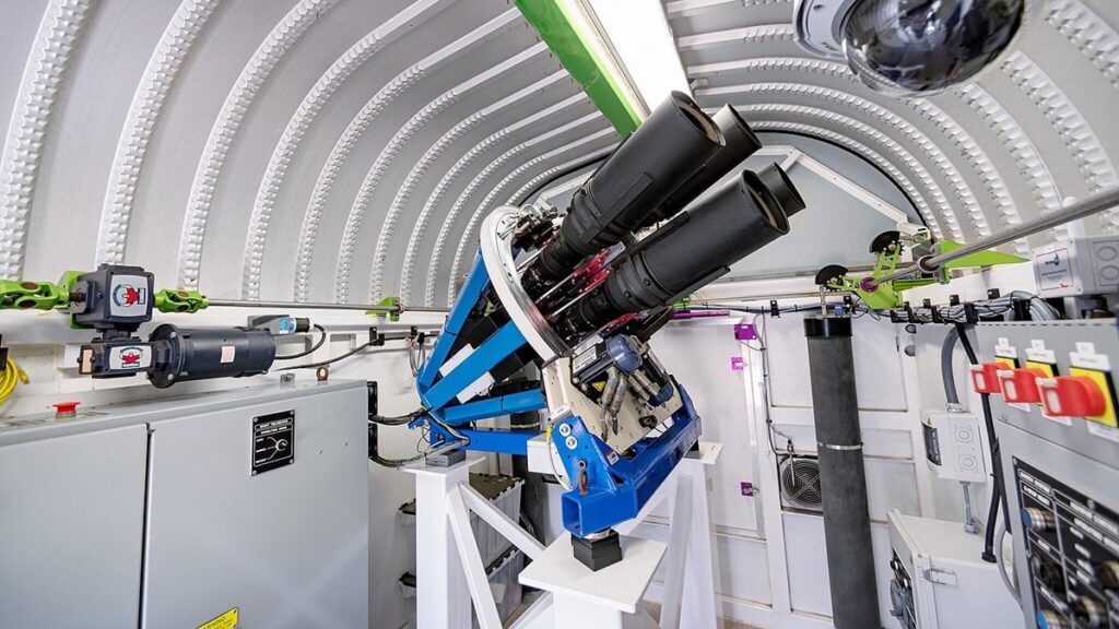 Teleskope fangen die Nachwirkungen einer energiereichen Planetenkollision ein Bei einer Planetenkollision in 1.800 Lichtjahren Entfernung entstand ein Körper, der auf unerwartete Weise abgekühlt ist. Teleskope fangen die Nachwirkungen einer energiereichen Planetenkollision ein Bei einer Planetenkollision in 1.800 Lichtjahren Entfernung entstand ein Körper, der auf unerwartete Weise abgekühlt ist.