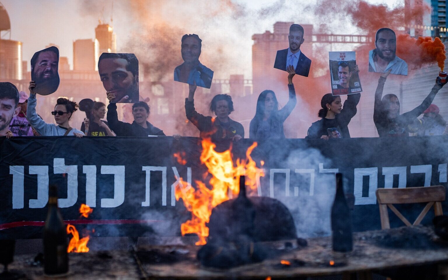 Hamas legt am Samstag eine Liste von vier weiblichen Geiseln vor, die freigelassen werden sollen. aber es verstößt gegen die Geschäftsbedingungen Hamas legt am Samstag eine Liste von vier weiblichen Geiseln vor, die freigelassen werden sollen. aber es verstößt gegen die Geschäftsbedingungen