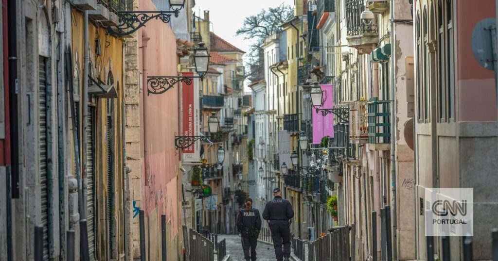 Junge Französin behauptet, sie sei in derselben Nacht vergewaltigt worden, in der in Lissabon ein italienischer Student von drei Männern angegriffen wurde. Junge Französin behauptet, sie sei in derselben Nacht vergewaltigt worden, in der in Lissabon ein italienischer Student von drei Männern angegriffen wurde.