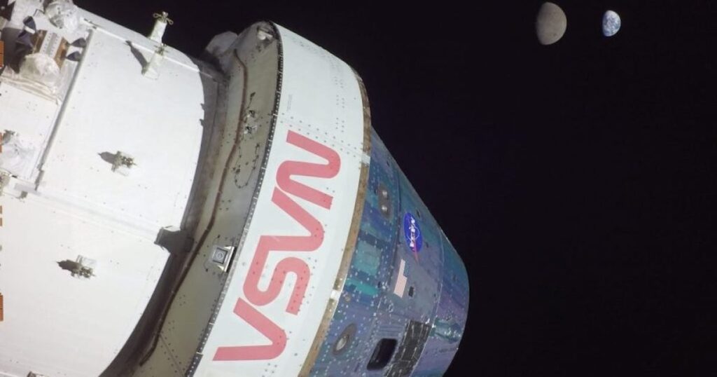Die NASA-Astronauten zeigen, wie man das Raumschiff aus von Mond gebundenen Orion fliegt