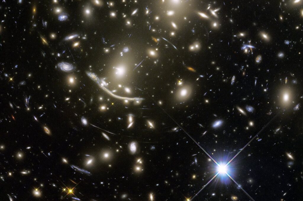 Astronomen entdeckten mithilfe von Gravitationslinsen 44 alte Sterne. Ein Astrophysiker erklärt, wie sie es gemacht haben