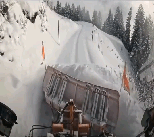 Schnee pflügt einen Weg.