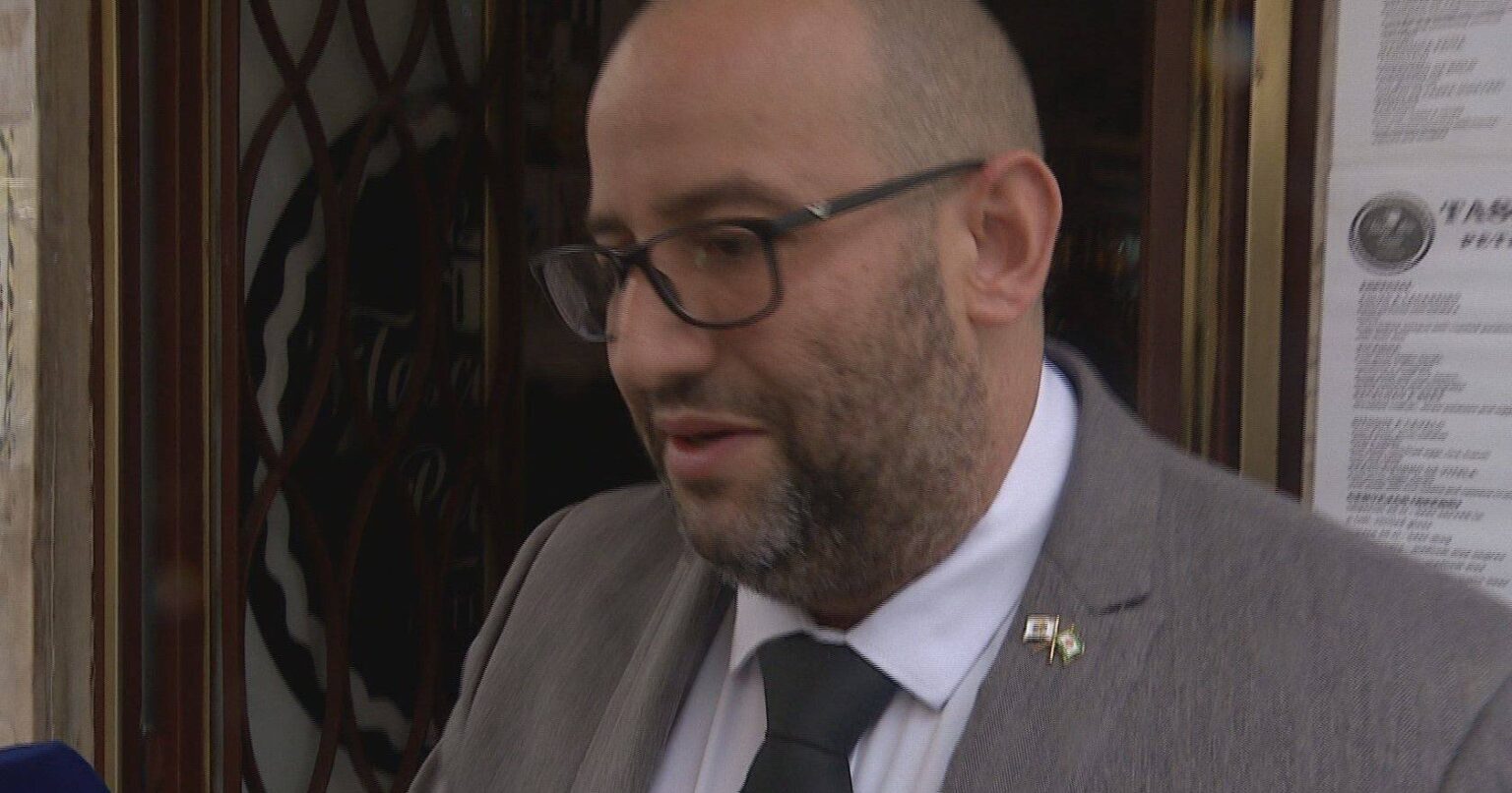 Fall Miguel Arruda: Chega-Abgeordneter gab zu, am Flughafen Gepäck gestohlen zu haben, erklärte jedoch nicht den Grund für das Verbrechen Fall Miguel Arruda: Chega-Abgeordneter gab zu, am Flughafen Gepäck gestohlen zu haben, erklärte jedoch nicht den Grund für das Verbrechen