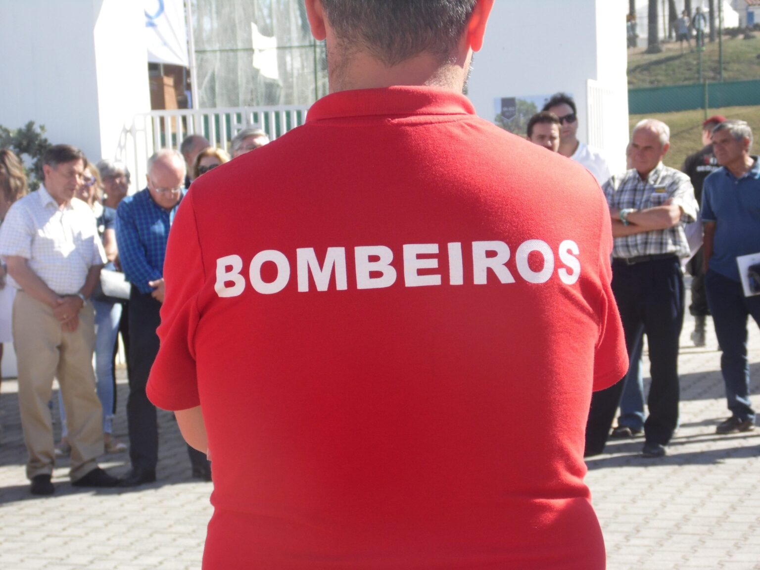 Feuerwehrleute werden in Ferreira do Alentejo von einer Gruppe angegriffen
