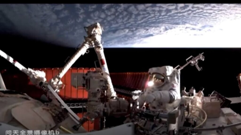 Chinesische Astronauten installieren während eines 8,5-stündigen Weltraumspaziergangs Trümmerschilde auf der Raumstation Tiangong (Video) Chinesische Astronauten installieren während eines 8,5-stündigen Weltraumspaziergangs Trümmerschilde auf der Raumstation Tiangong (Video)
