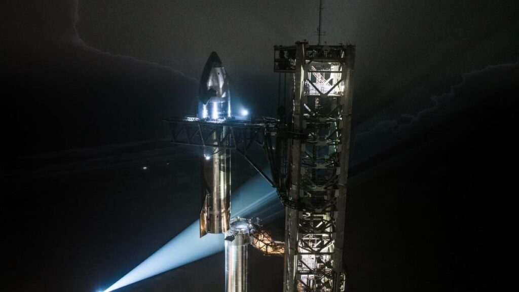 SpaceX baut die größte Rakete der Welt für den Teststart von Starship Flight 7 zusammen (Fotos)