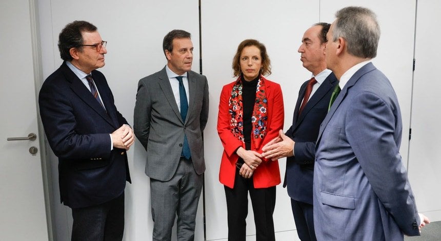 Beweis der Tatsachen. Der Außenminister gründete einen Monat vor dem Bodengesetz Unternehmen