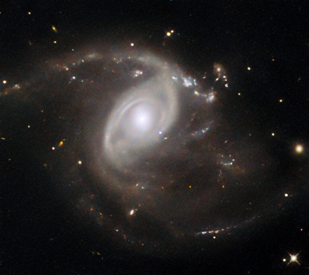 Hubble fängt eine blassblaue Supernova in der Galaxie LEDA 22057 ein