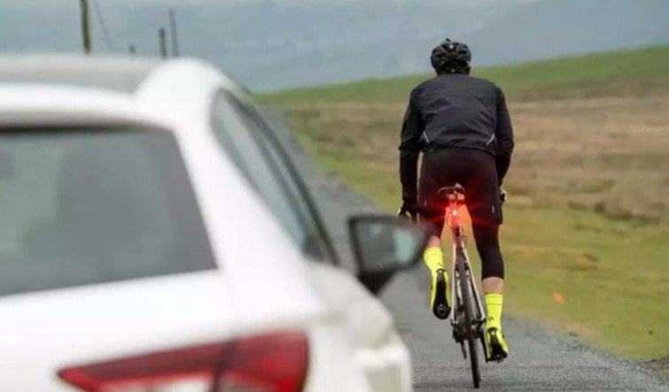 Dürfen es Radfahrer überholen, die die kontinuierliche Spur "treten"?