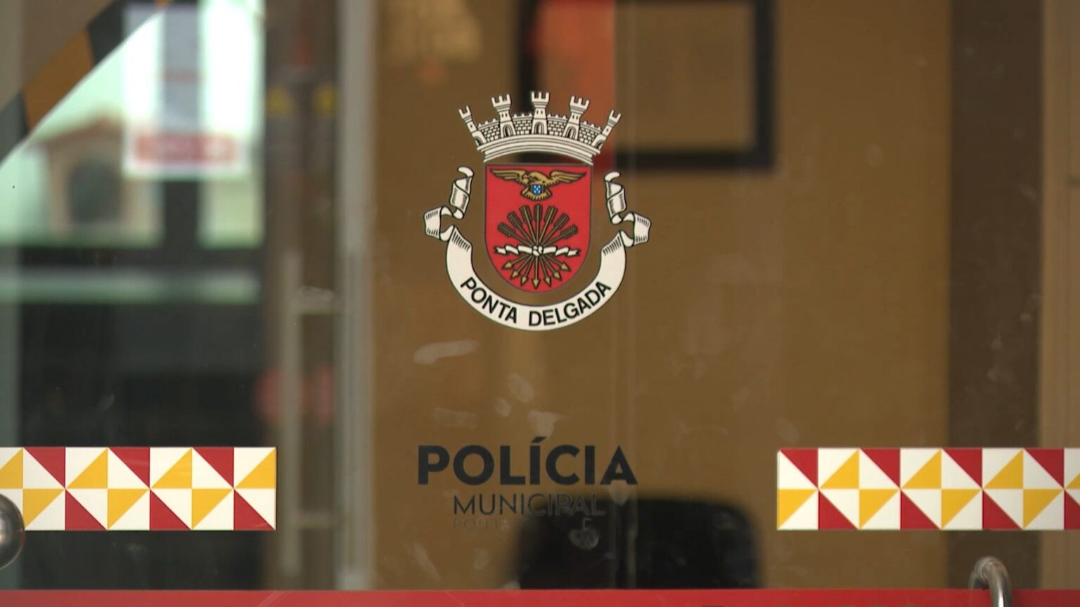 Sanktion Stadtpolizei: Beamter wurde mit einer Geldstrafe belegt, weil er André Ventura während des Wahlkampfs begrüßt und ihm angeblich gratuliert hatte Sanktion Stadtpolizei: Beamter wurde mit einer Geldstrafe belegt, weil er André Ventura während des Wahlkampfs begrüßt und ihm angeblich gratuliert hatte