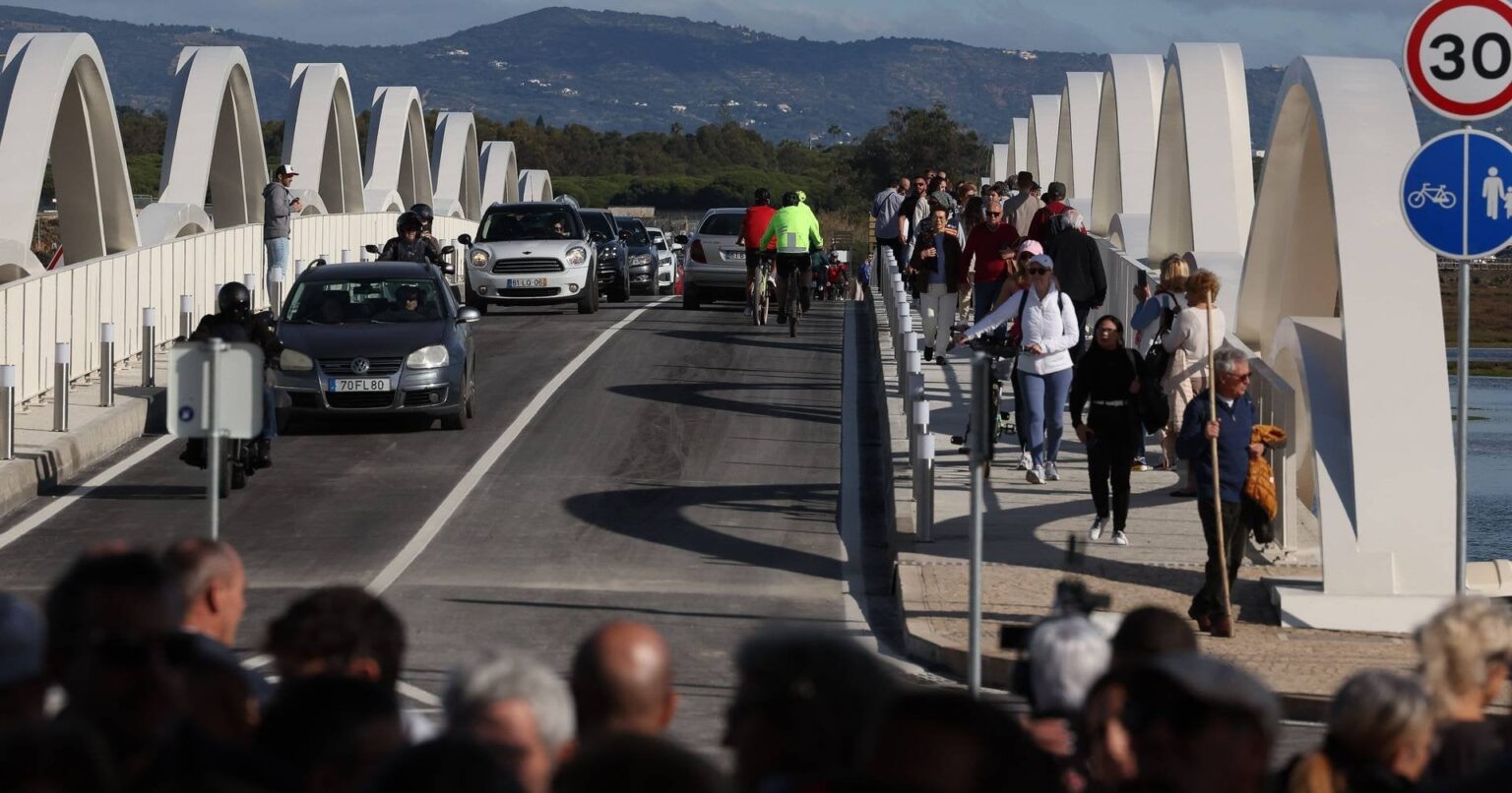Nach 17 Jahren und 8,5 Millionen Euro später wurde die neue Brücke von Faro endlich eingeweiht Nach 17 Jahren und 8,5 Millionen Euro später wurde die neue Brücke von Faro endlich eingeweiht